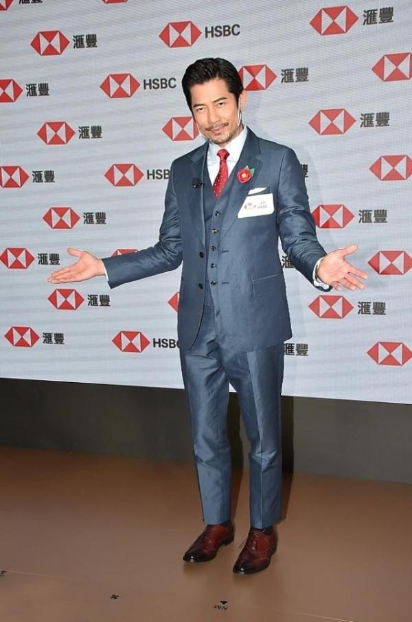 56歲郭富城“不服老”，西裝造型時髦帥氣，和34歲的妻子很般配