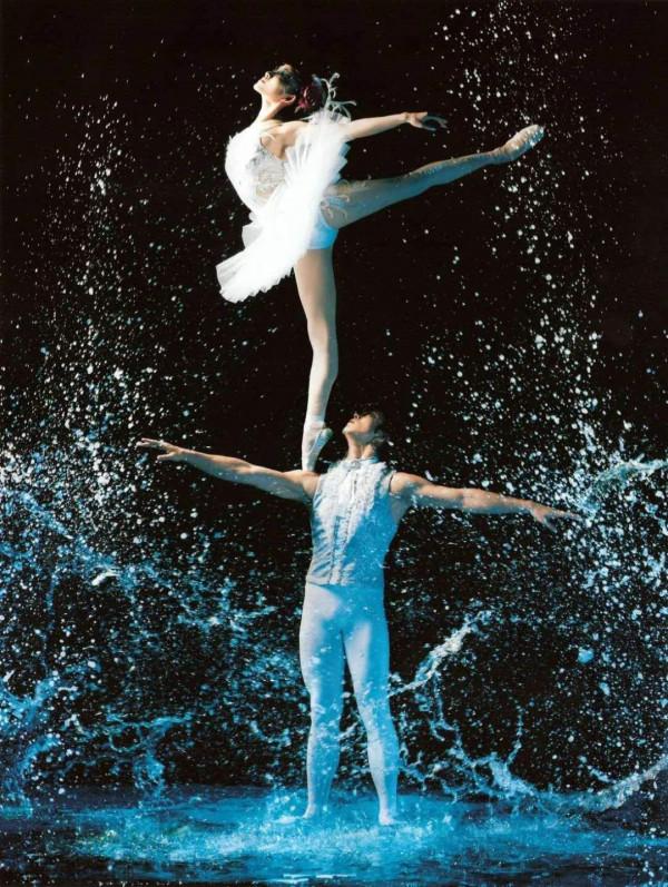 全球巡演300場，榮登春節晚會，向人們展現戲曲與舞蹈的結合