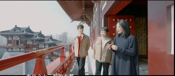 周韻綜藝首秀，穿絎縫羽絨服頭戴紅花美出圈，側臉五官線條太精緻