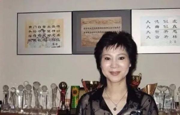 施之皓前妻曹燕華低調二婚,嫁1.93米帥氣老公,年近60看著像40歲 施之皓前妻曹燕華低調二婚,嫁1.93米帥氣老公,年近60看著像40歲