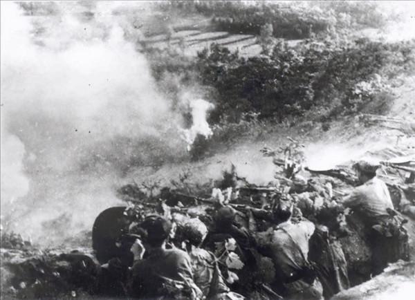 志願軍孤膽英雄：18歲戰士上廁所耽誤撤退，獨自打退敵人9次衝鋒