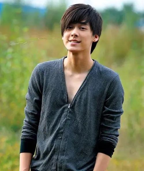 頂級男神李易峰，簡直帥成一道光