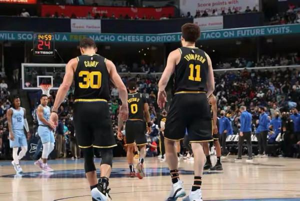 勇士能打球的人太多，也是一種煩惱，科爾若及時變陣，勇士或贏球