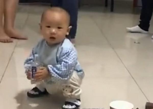 寶寶“抓周”攥住一物不放手，奶奶氣得“暴走”，氛圍被破壞光