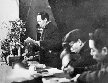 年長毛澤東4歲的同學來京,剛見面毛主席就叫他“叔祖父”,並親自為其夾菜 年長毛澤東4歲的同學來京,剛見面毛主席就叫他“叔祖父”,並親自為其夾菜