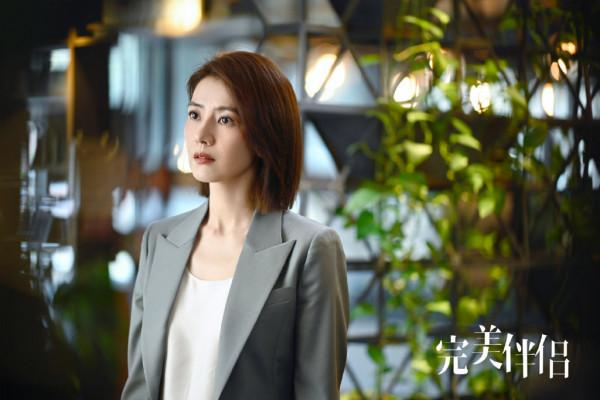 《完美伴侶》四集過後,喝名酒,住豪宅,這種夫妻劇有何意義 《完美伴侶》四集過後,喝名酒,住豪宅,這種夫妻劇有何意義