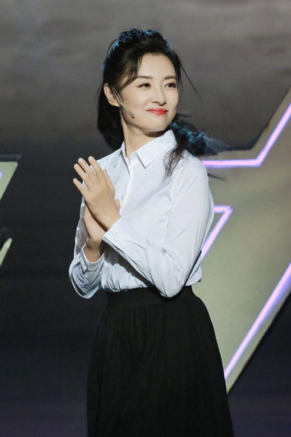 周濤青春襯衫長裙面板白皙面色紅潤美照圖片 周濤青春襯衫長裙面板白皙面色紅潤美照圖片