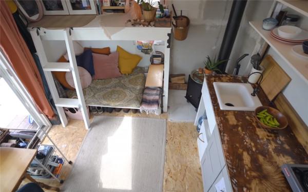 她低價買下10㎡“迷你房”，蝸居日子轉眼已1年，網友：自得其樂