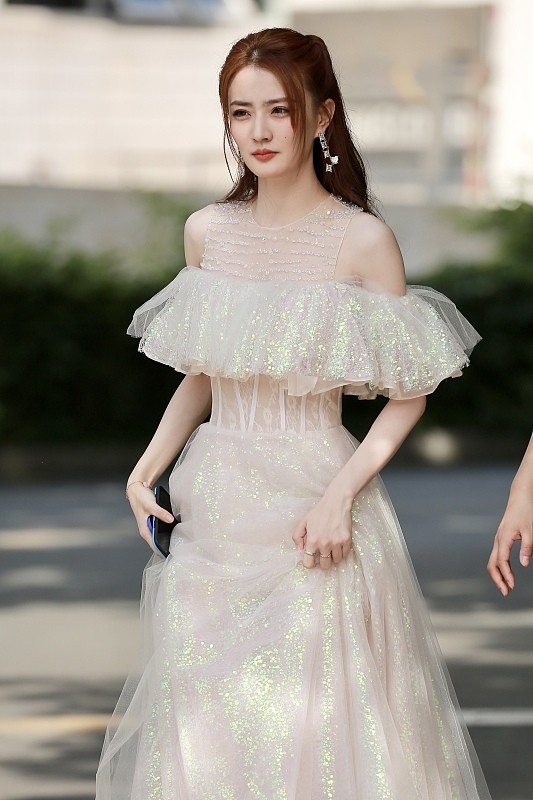 徐璐真的好美啊,穿婚紗氣質好溫柔,無修圖也很迷人 徐璐真的好美啊,穿婚紗氣質好溫柔,無修圖也很迷人