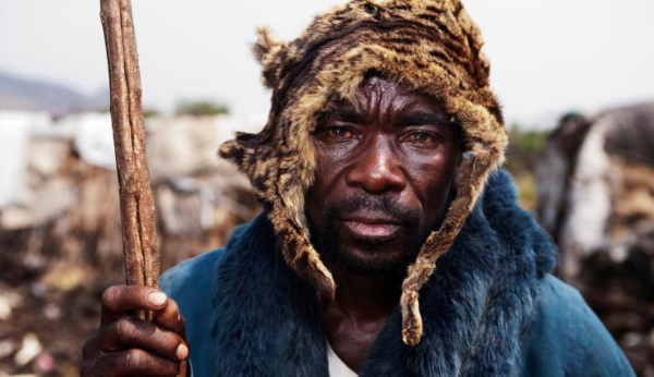 非洲殘暴獨裁者多伊，靠武力奪得政權，最後死得比薩達姆還慘