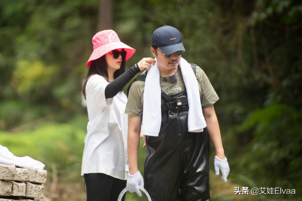 李湘富婆包袱太重!走機場穿大衣水晶鞋還拎名牌包,回頭率真不低 李湘富婆包袱太重!走機場穿大衣水晶鞋還拎名牌包,回頭率真不低