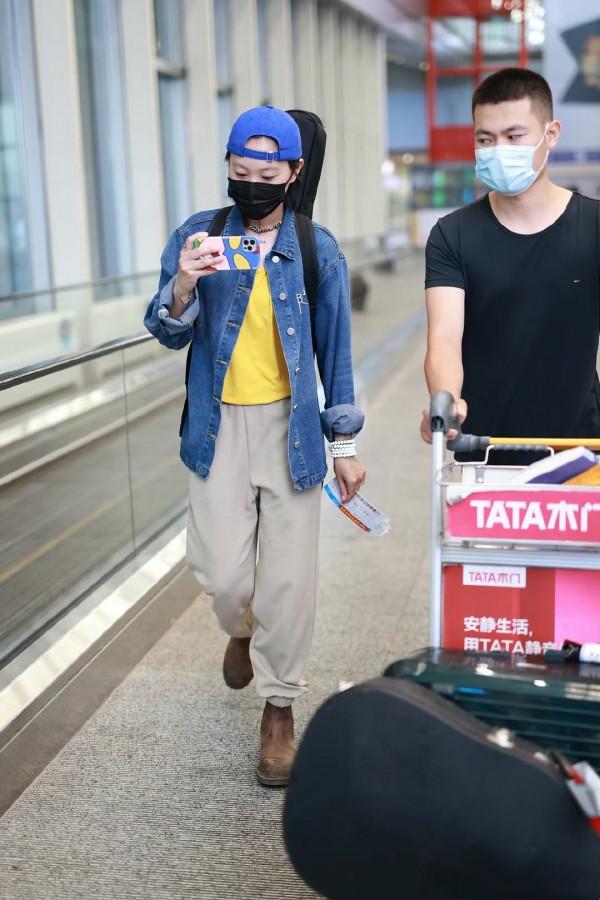 竇靖童越來越美，愛心西裝配條紋襯衫瀟灑時髦，有王菲的範兒了