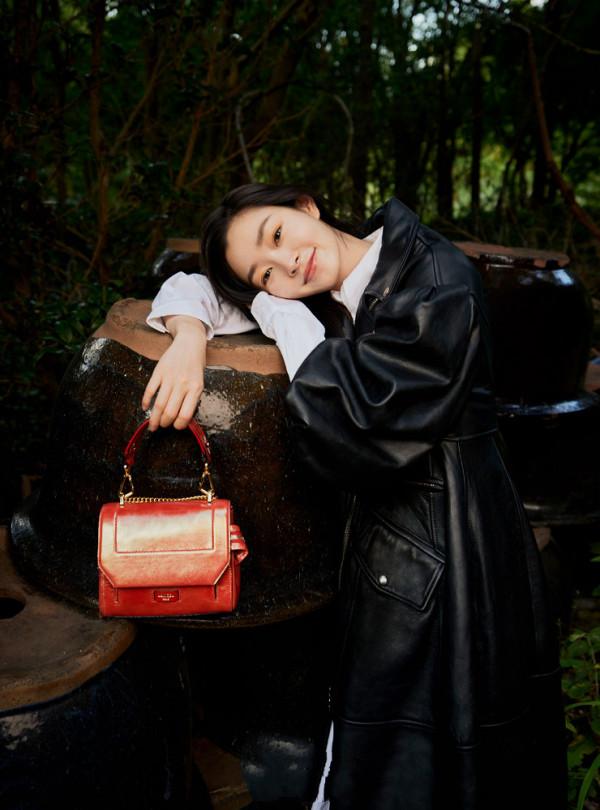 宋軼曝冬日森林暖光大片 光影變幻間詮釋優雅格調