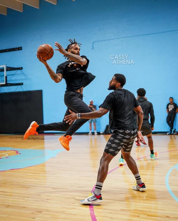 移動的詩篇！多位球員進行對抗訓練，米切爾希爾德等人入鏡