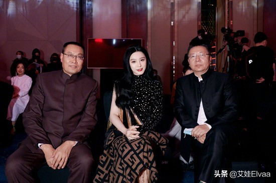 范冰冰頭排看秀,穿斗篷風頭蓋過向太婆媳,出場2助理攙扶排場大 范冰冰頭排看秀,穿斗篷風頭蓋過向太婆媳,出場2助理攙扶排場大