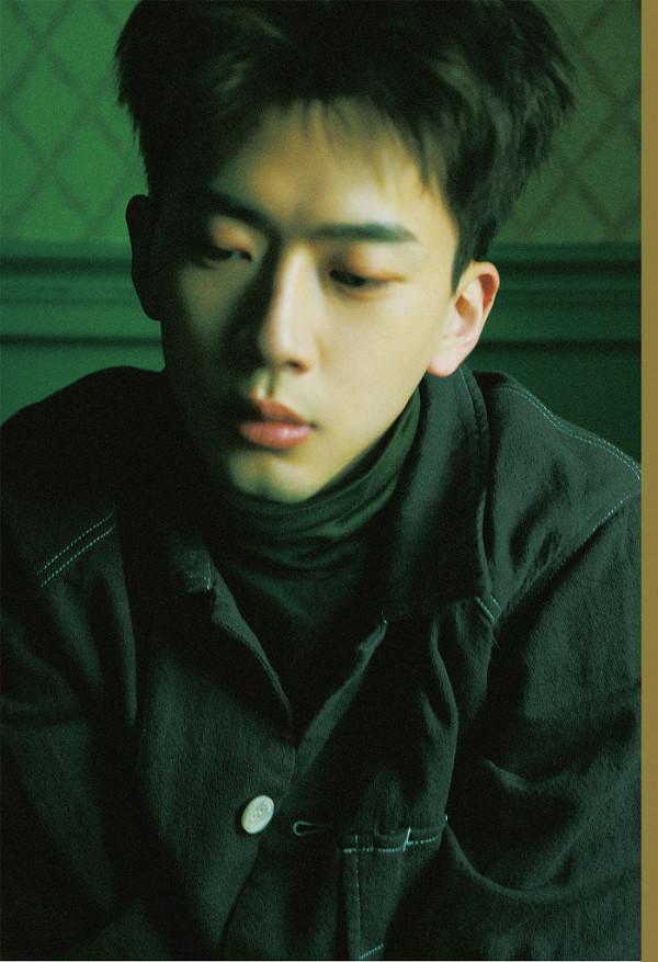 費啟鳴生日寫真文藝滿分 穿條紋衫窗前深思少年感足