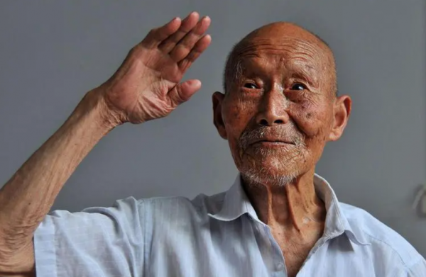 抗日老兵隱居65年,因國軍身份遭嘲笑,市領導登門道歉:您是英雄 抗日老兵隱居65年,因國軍身份遭嘲笑,市領導登門道歉:您是英雄