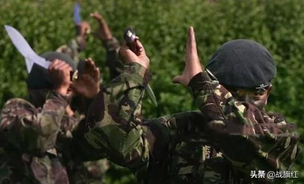 1962年印軍居然主動發起白刃戰？我軍三稜刺刀完勝廓爾喀狗腿刀