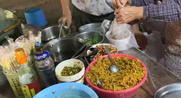 廣東路邊攤，湯粉只賣4元1份，碗上套著塑膠袋，接觸高溫不衛生