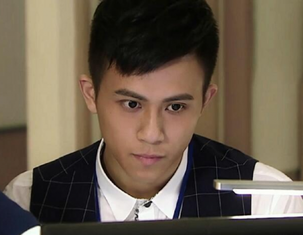 恭喜！29歲知名童星結婚，紋身師女友白髮紅唇，配中式禮服太前衛