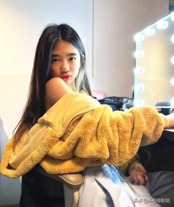 黃多多16歲戴金鍊塗眼影，爸爸萌娃早熟！曹格女兒11歲露肩畫眼線