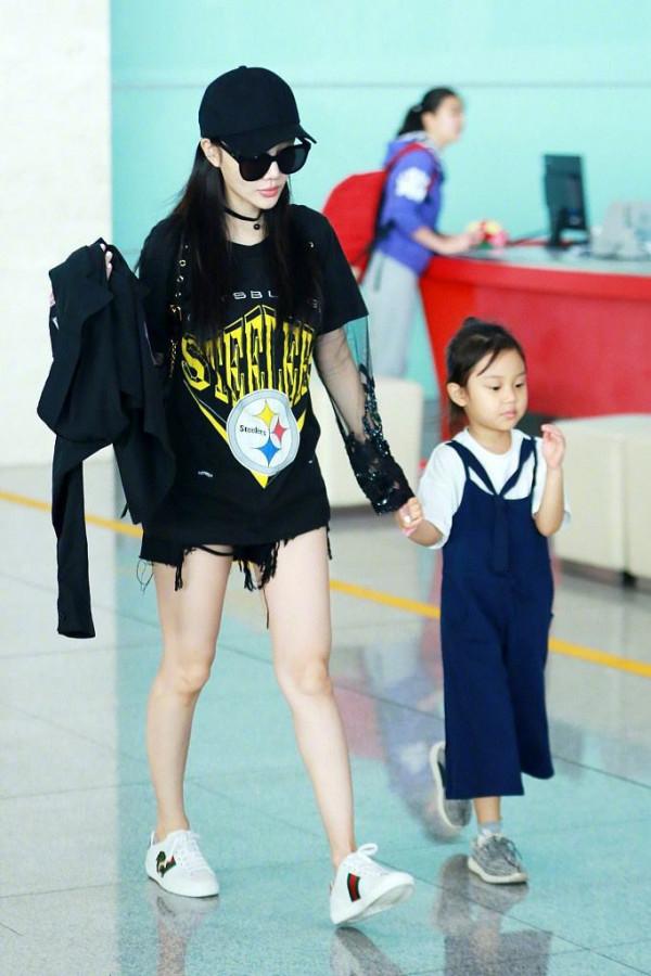 李小璐穿健美褲現身機場，除了腿粗還有點短