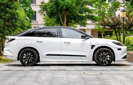 賣的位元斯拉還貴？看看極狐阿爾法S有啥真本事！