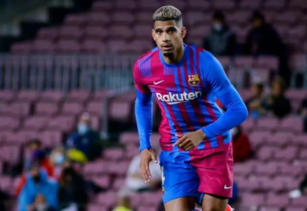 巴薩1-1卻挖出皮克接班人！22歲新星能攻善守，還具備領袖氣質