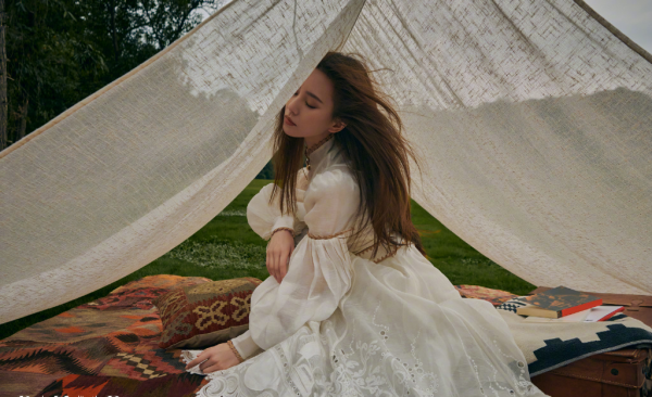 李沁鄧倫戀愛？黃曉明跟AB離婚了？張藝興納稅宣傳大使？劉詩詩新劇？鹿晗把公益當事業？