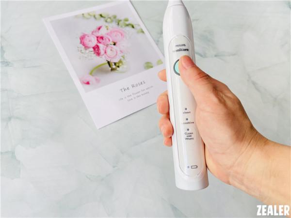 流動潔力 輕鬆刷牙-飛利浦電動牙刷HX6760-機皇款