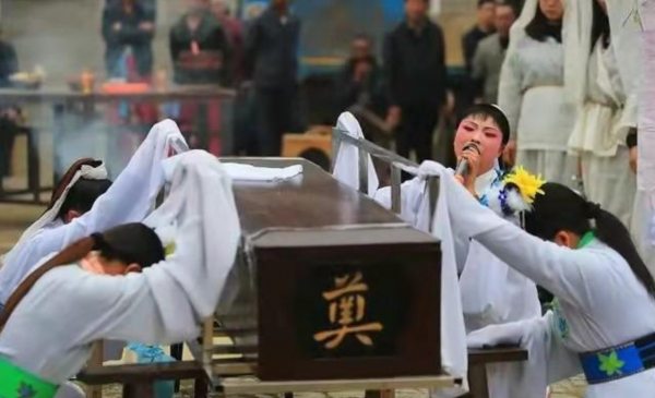 河南&OpenCurlyDoubleQuote;哭靈人&rdquo;武會霞：每年至少哭70場磕頭上萬次，年入幾萬元