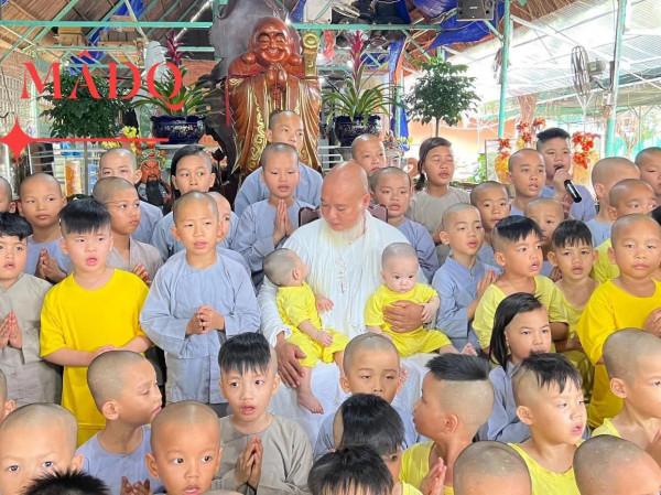 越南180高帥小夥明明可以當明星開豪車,卻偏要當和尚養棄嬰? 越南180高帥小夥明明可以當明星開豪車,卻偏要當和尚養棄嬰?