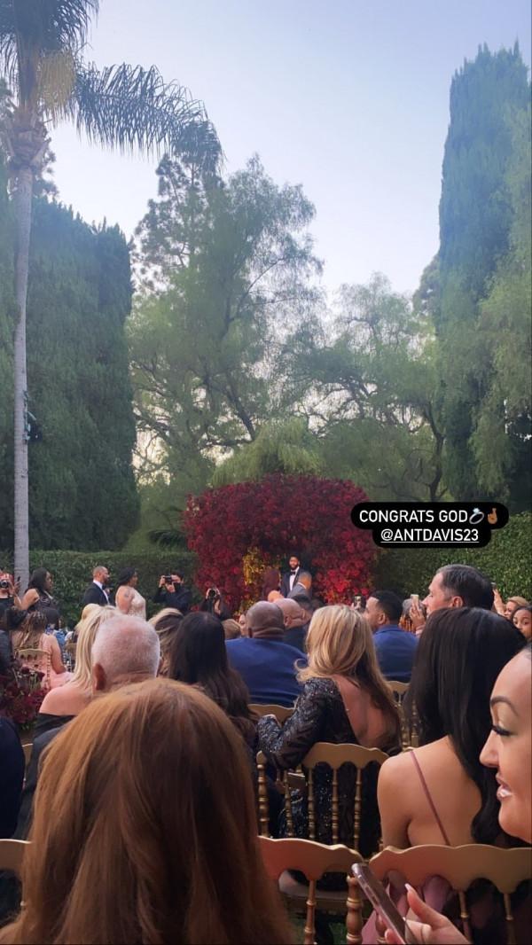 想死你了！媒體曬戴維斯與詹姆斯在婚禮現場興奮擁抱照