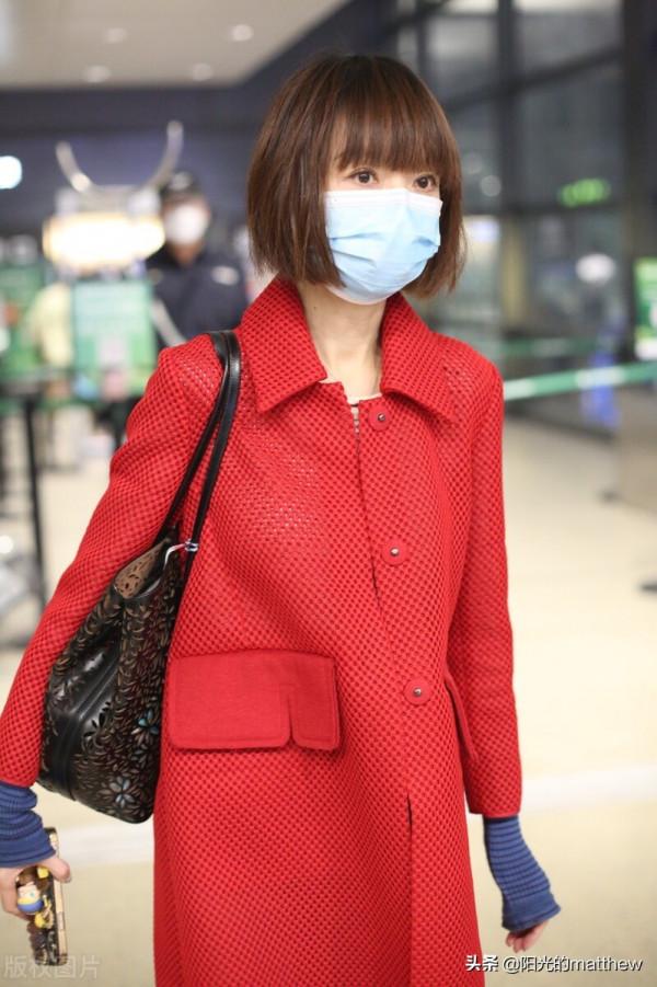 街拍:魯豫穿紅色大衣時尚休閒,一頭短髮清新亮麗 街拍:魯豫穿紅色大衣時尚休閒,一頭短髮清新亮麗