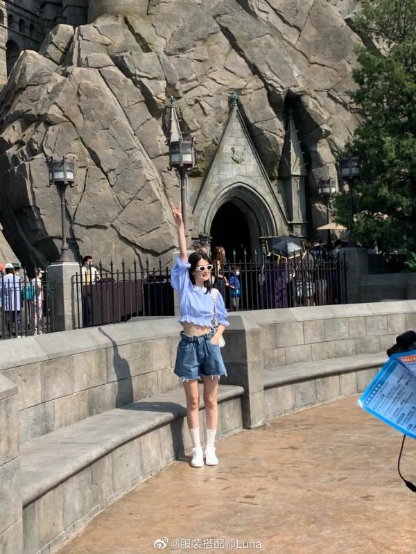 盤點環球影城偶遇明星生圖,白敬亭似商務精英,林依輪兼職賣貨? 盤點環球影城偶遇明星生圖,白敬亭似商務精英,林依輪兼職賣貨?