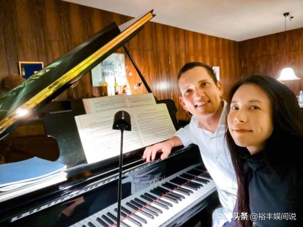 莫文蔚與初戀老公慶結婚10週年,甜蜜依偎秀恩愛,曾穿辱華衣服 莫文蔚與初戀老公慶結婚10週年,甜蜜依偎秀恩愛,曾穿辱華衣服