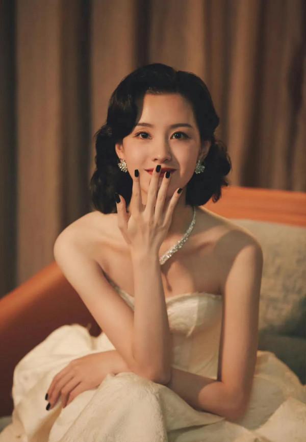 楊冪陳都靈辛芷蕾金晨迪麗熱巴今晚活動造型，各有千秋，顏值爆表