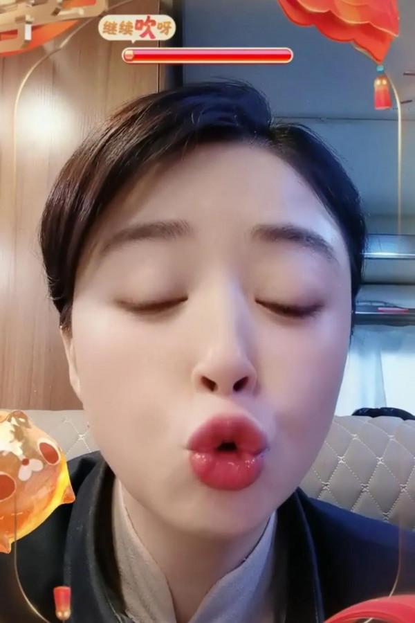 蔣欣戚薇嘟嘴吹糖人，哪個嘟嘴好看？