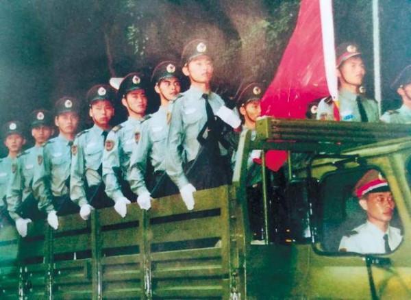 1984年全國兩會期間，鄧小平叫住準備退場的記者：你們給我闢個謠