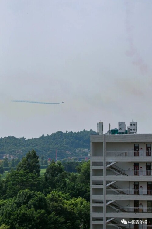 羨慕！這所高校太“凡爾賽”，抬頭就見殲-20