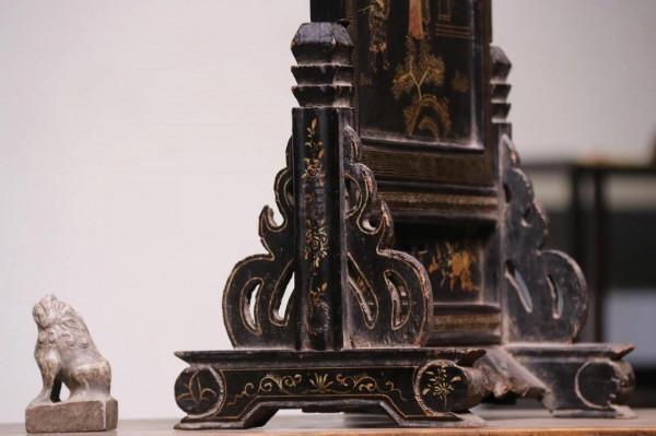 文人雅士～案置黑漆描金人物硯屏：