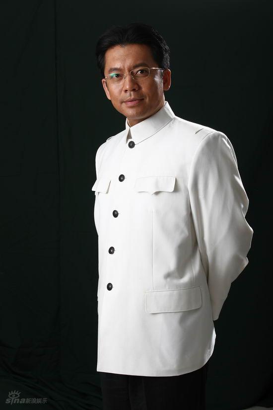 何政軍：錯過鞏俐娶初戀為妻，出道多年無緋聞，父親身份不一般