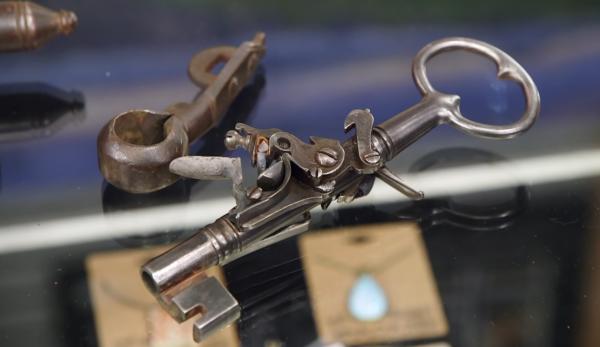 監獄裡的鑰匙槍：為了防止犯人越獄，這些獄卒的鑰匙可以當槍用