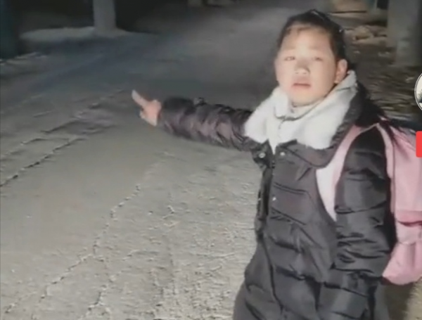 開著車燈,目送著一位小姑娘放學回家 開著車燈,目送著一位小姑娘放學回家