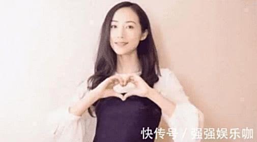 韓雪奶奶和爺爺的照片，爺爺衣服太多，網友：教科書風格炫耀財富