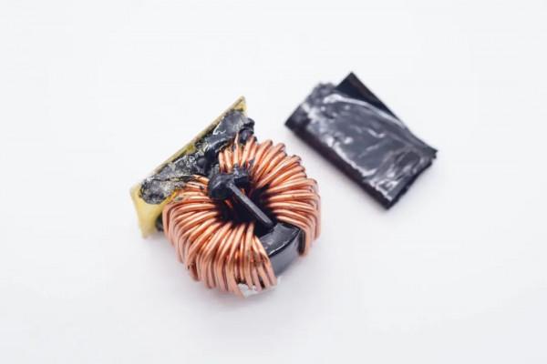 華碩最強遊戲本標配300W電源,內建4顆氮化鎵,內部結構揭曉 華碩最強遊戲本標配300W電源,內建4顆氮化鎵,內部結構揭曉