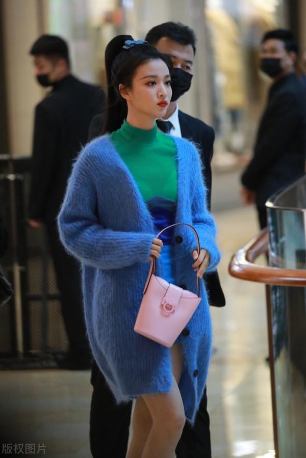 王楚然藍色針織開衫+皮短褲+Salvatore Ferragamo粉色水桶包 王楚然藍色針織開衫+皮短褲+Salvatore Ferragamo粉色水桶包