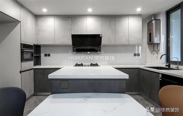 150㎡現代婚房，採用黑白灰三色拼貼拉伸空間、開放式廚房