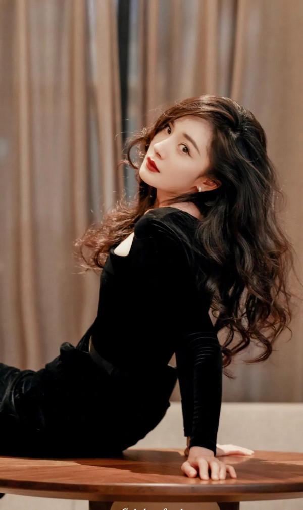 楊冪，不愧是微博粉絲上億的存在，隨便一個動作都很美