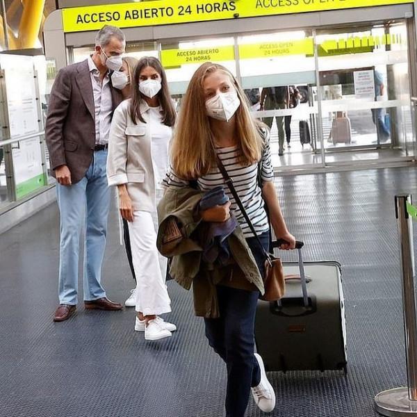 歐洲王室最美姐妹花：15歲萊昂諾爾是未來女王，最寵小2歲的妹妹